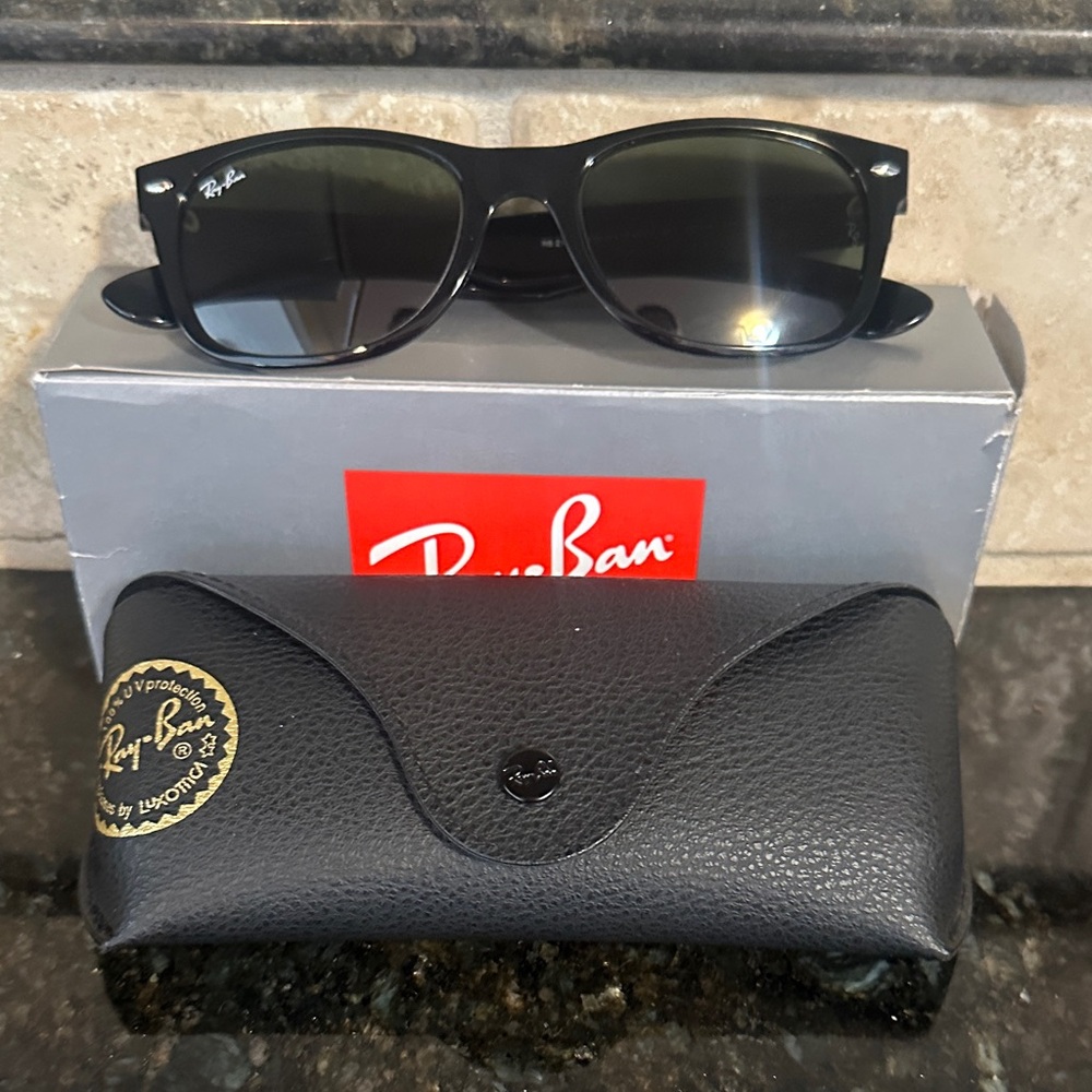 Ray-Ban New Wayfarer Classic Black Sunglasses RB2132 with Case new in box